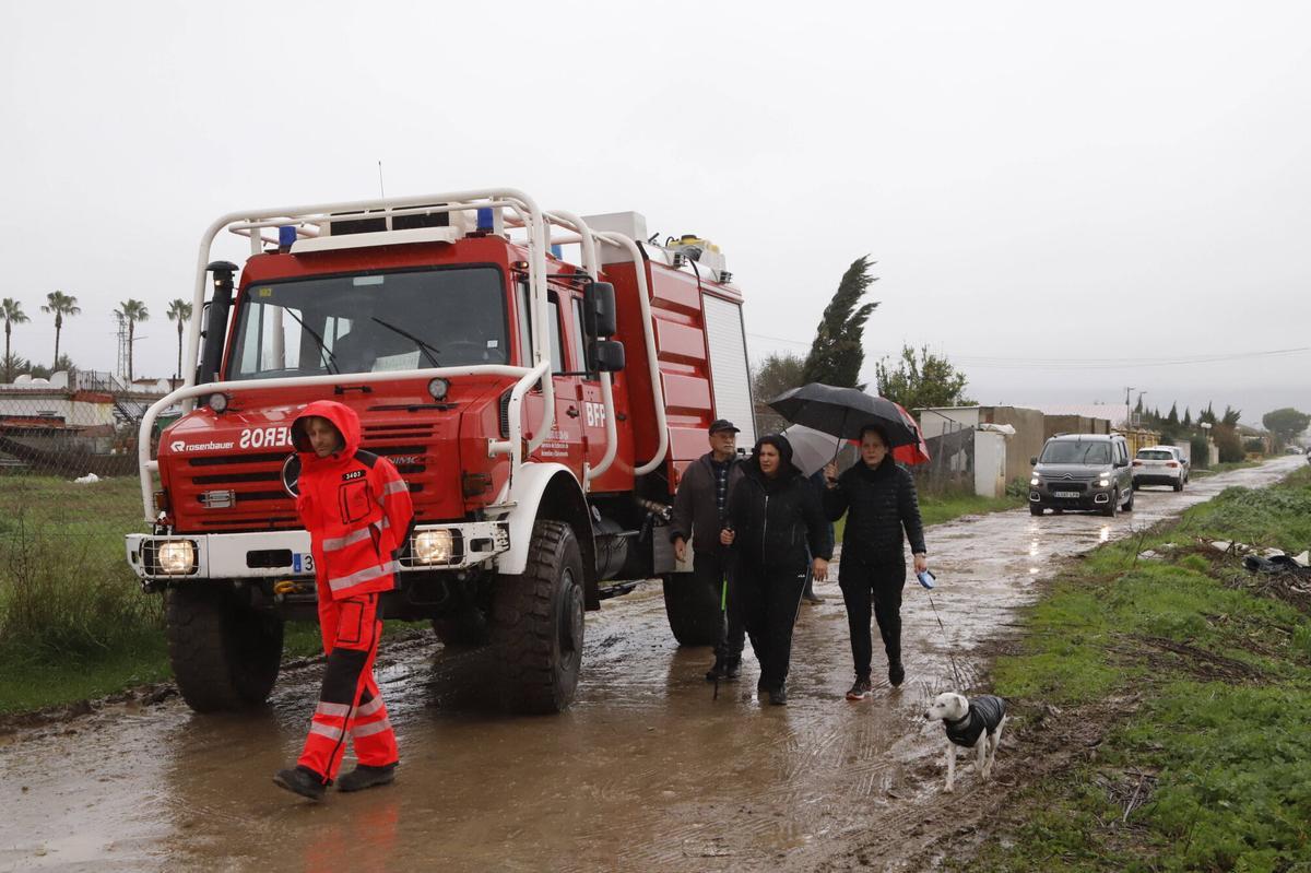 Vecinos y bomberos vigilan con cautela el cauce del Guadalquivir en la barriada de Majaneque ante la amenaza de la borrasca Leonardo. A.J. González, Córdoba, España, 4 de febrero de 2026.
