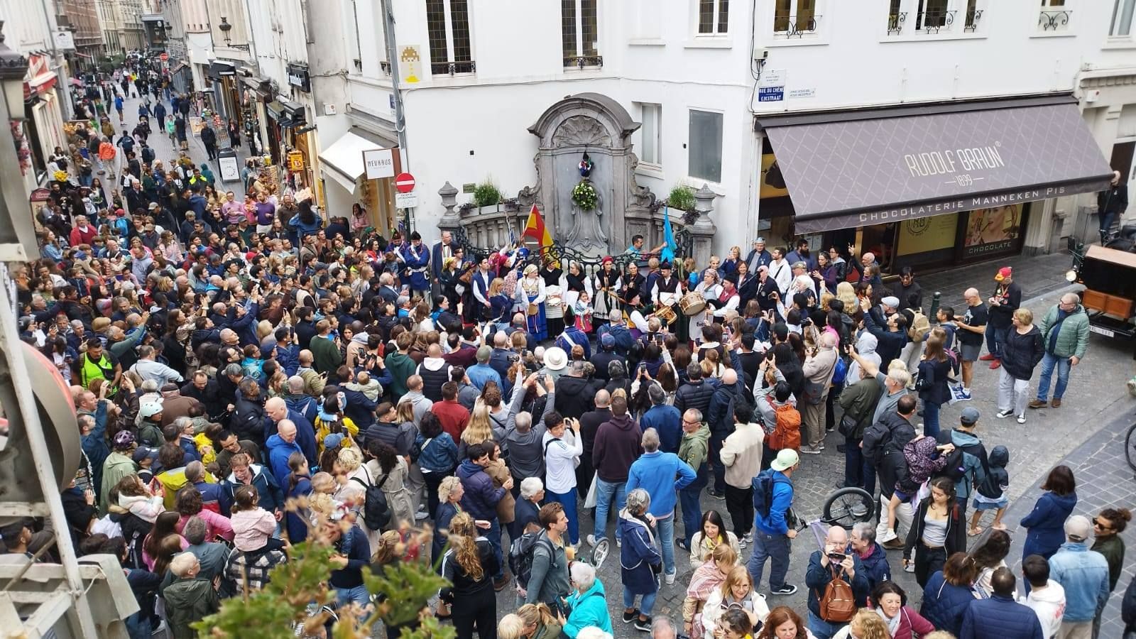 El "Maneken Pis" escancia mea sidra vestido de asturiano
