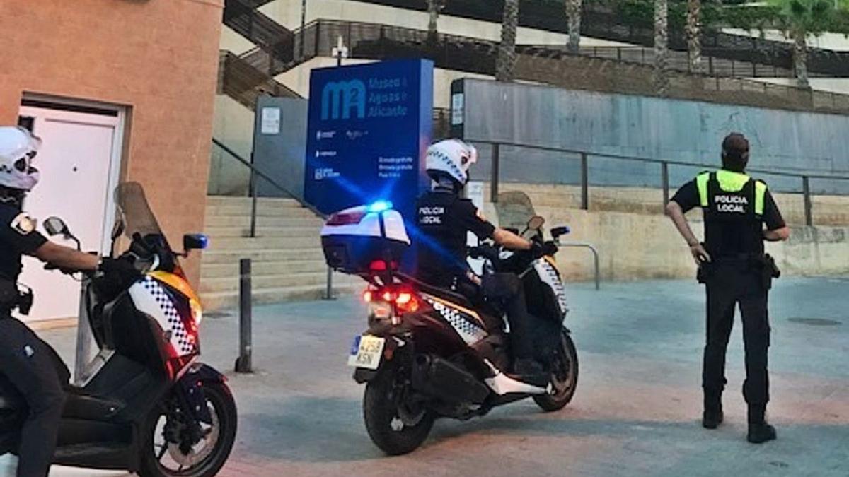 Los dos jóvenes en el maletero del coche interceptado por la Policía Local de Alicante. | INFORMACIÓN