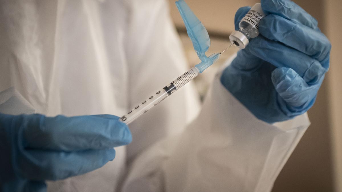 Un sanitario prepara una vacuna contra el COVID-19.