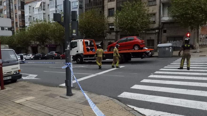 Muere una mujer en Ourense tras ser atropellada por un camión grúa que transportaba un coche siniestrado