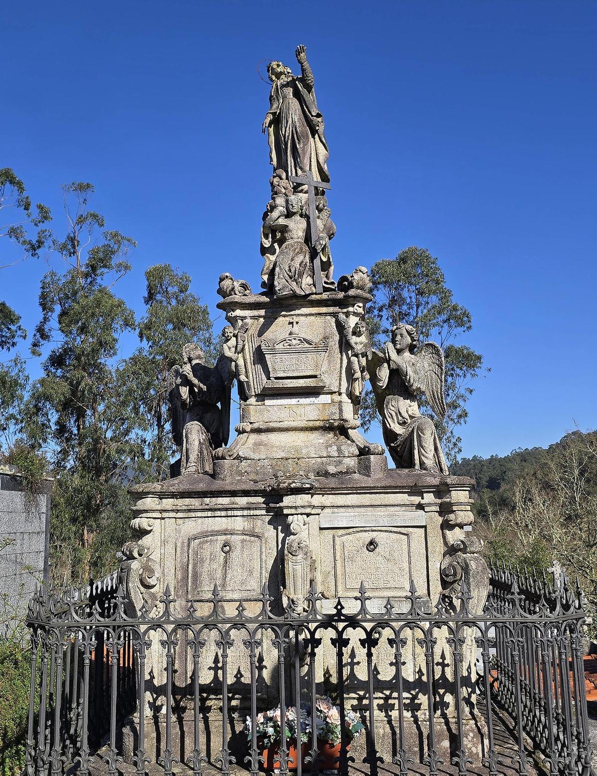 Panteón de la familia Candeira, en Ponteareas Panteón de la familia Candeira, en Ponteareas