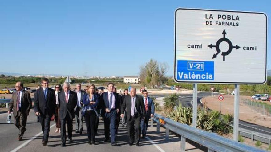 Hay tan pocas obras públicas en ejecución que la simple puesta en servicio de un enlace puede reunir a cinco altos cargos, como sucedió ayer en la Pobla. En la imagen, de izquierda a derecha: Ismael Ferrer (jefe de la demarcación de Carreteras de la C. Valenciana), Victoriano Sánchez-Barcaiztegui (secretario autonómico de Infraestructuras), Paula Sánchez de León (delegada del Gobierno), Jorge Urrecho (director general de Carreteras) y el alcalde de la Pobla, José Manuel Peralta.