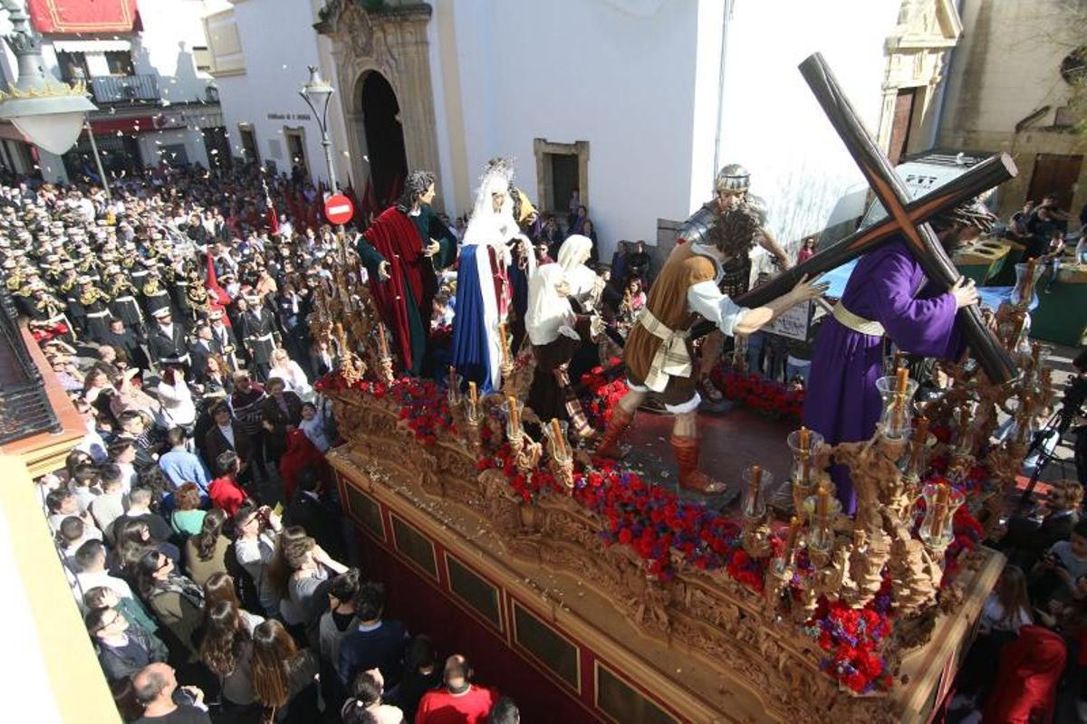 La noche culmina un Martes Santo primaveral e histórico