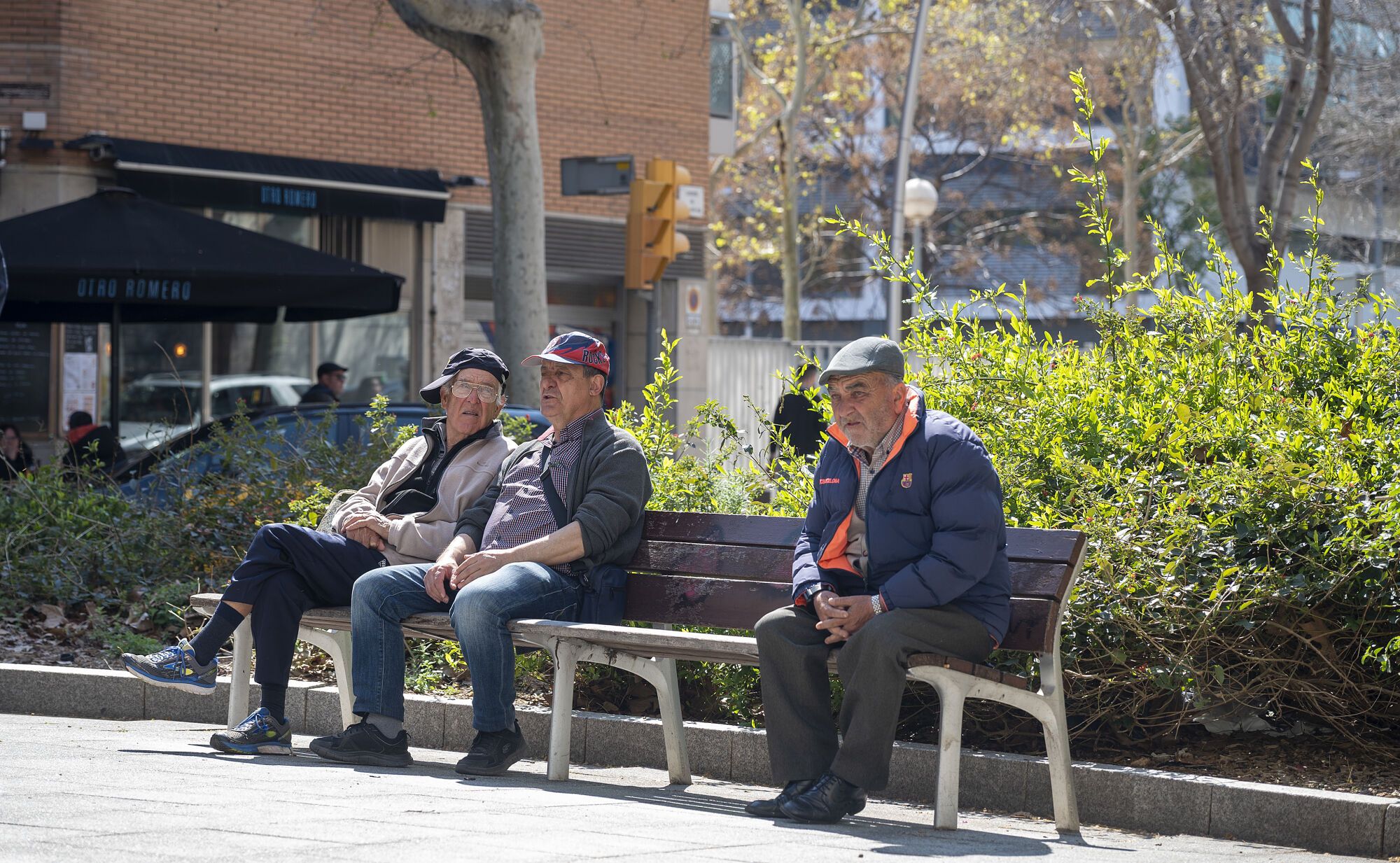 Barcelona diversifica el mobiliario en sus calles: bancos, sillas, tumbonas y mucho más
