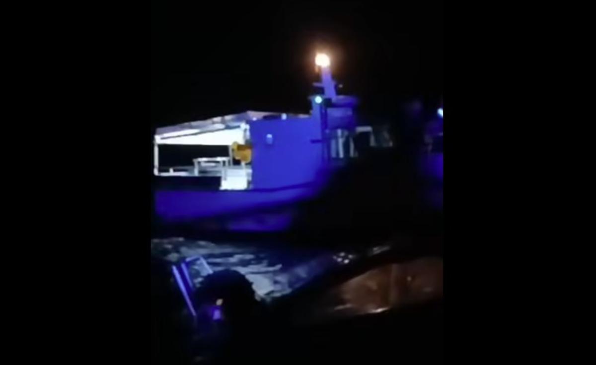 El pesquero «Tsunami», con dos tripulantes a bordo, a la deriva ante Ons.