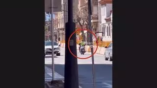 Máxima indignación tras grabar a un policía en Murcia saltándose la ley: "Dando ejemplo"