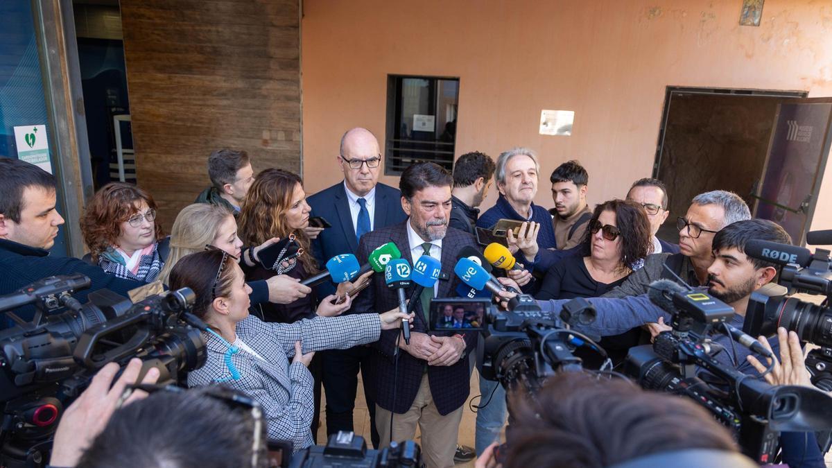 Luis Barcala responde, el pasado viernes, preguntas sobre la polémica adjudicación en Alicante