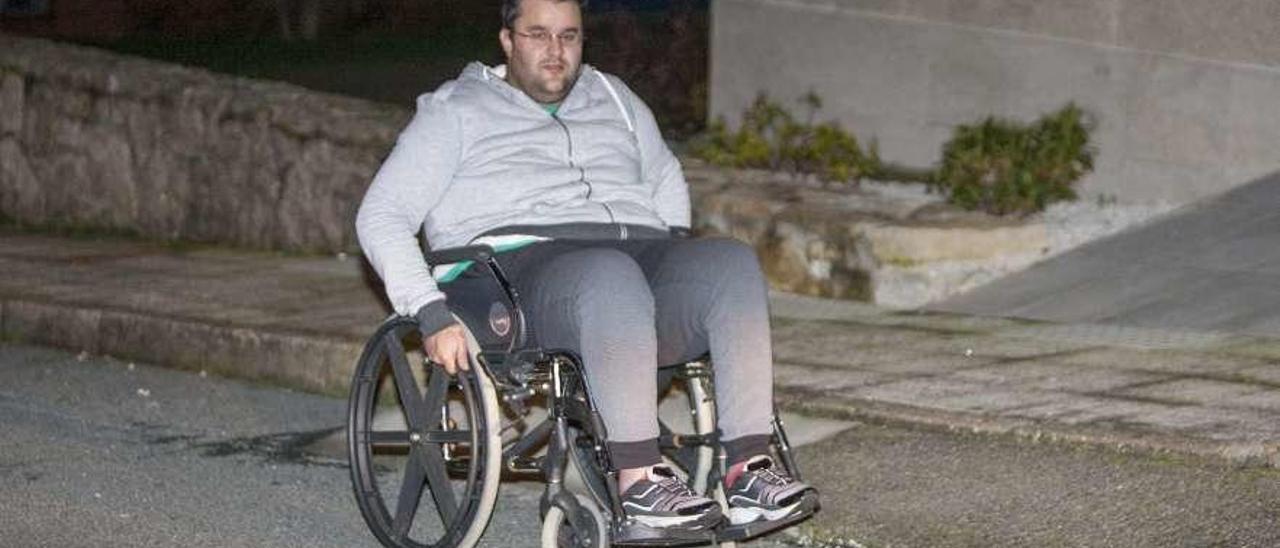 Jesús Sánchez, junto a la rampa de acceso al auditorio de Agolada. // Bernabé/Ana Agra