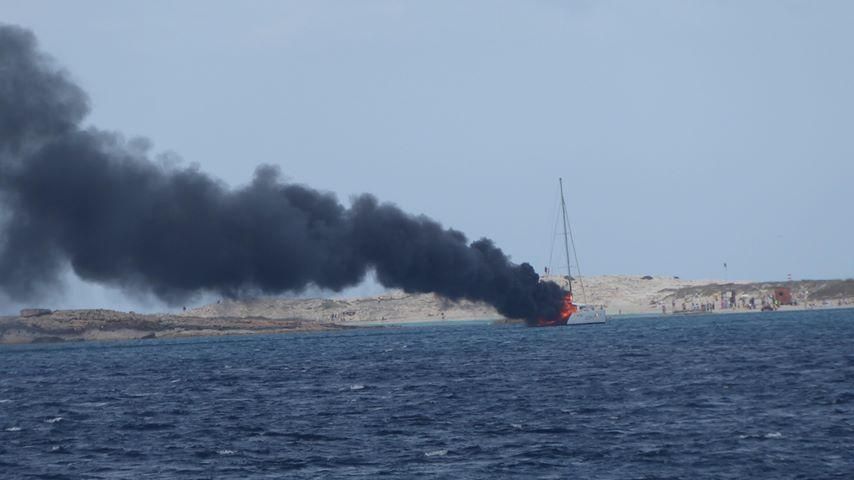 Incendio de un catamarán en Formentera