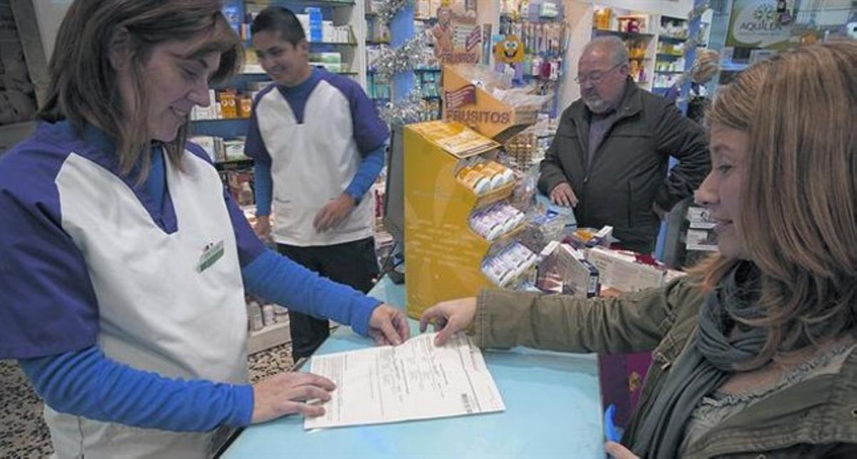 Presentando las recetas 8Las farmacias deberán asumir la recaudación de la tasa. Presentando las recetas 8Las farmacias deberán asumir la recaudación de la tasa.