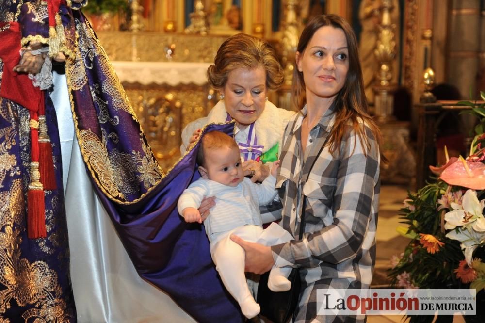 Bajo el manto de la Virgen