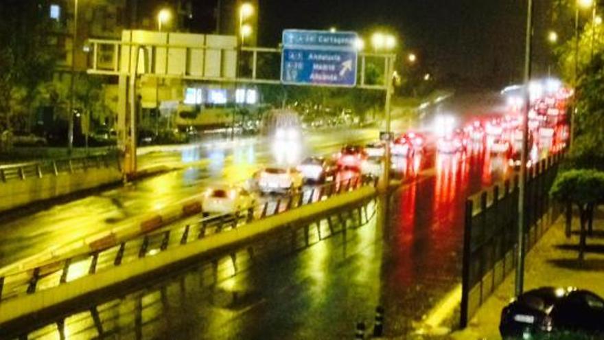 Atascos en la salida del túnel, este lunes por la noche.