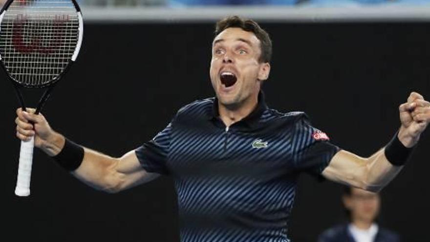 Roberto Bautista celebra su triunfo contra el croata Cilic.