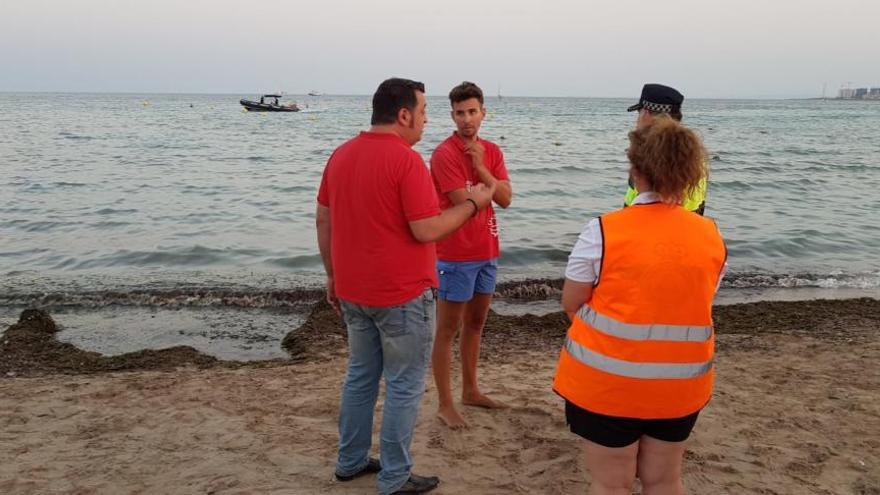 Desalojan la playa de Los Náufragos por un vertido que afecta a varios bañistas