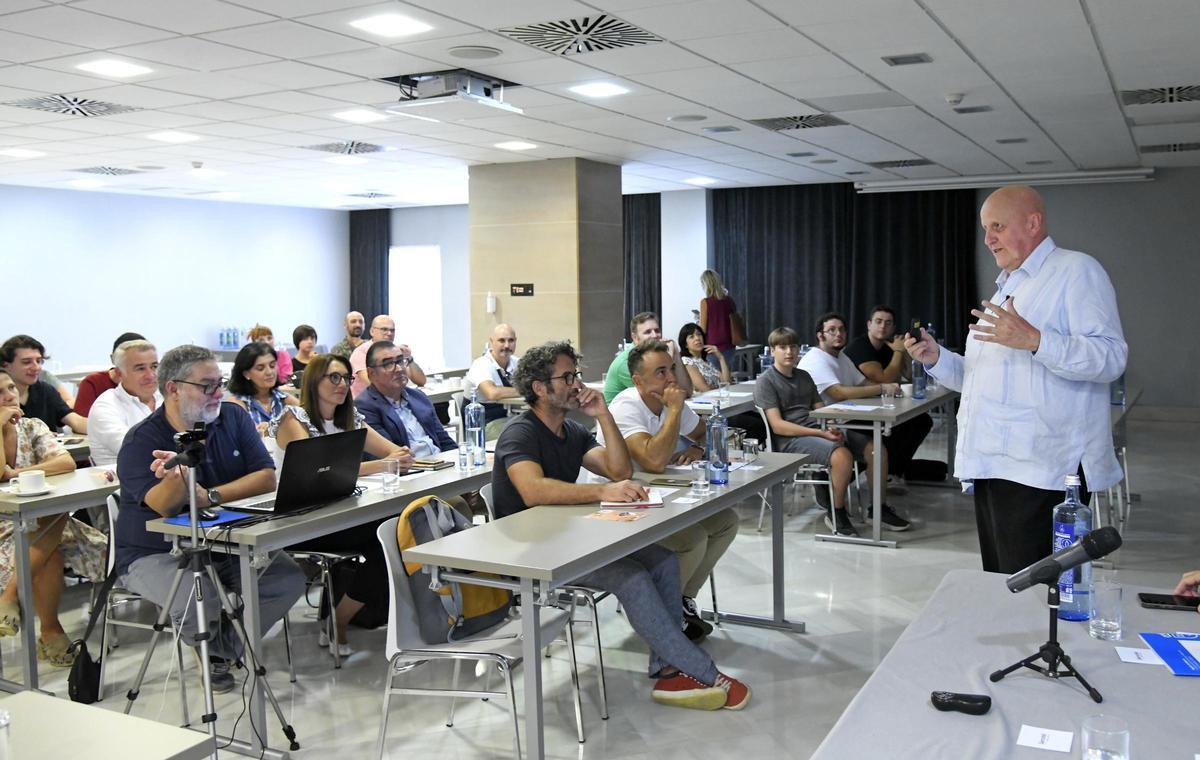 El ‘maestro del Ajedrez’ Leontxo García, aborda el poder educativo de esta disciplina en los cafés cooperativos de Ucomur