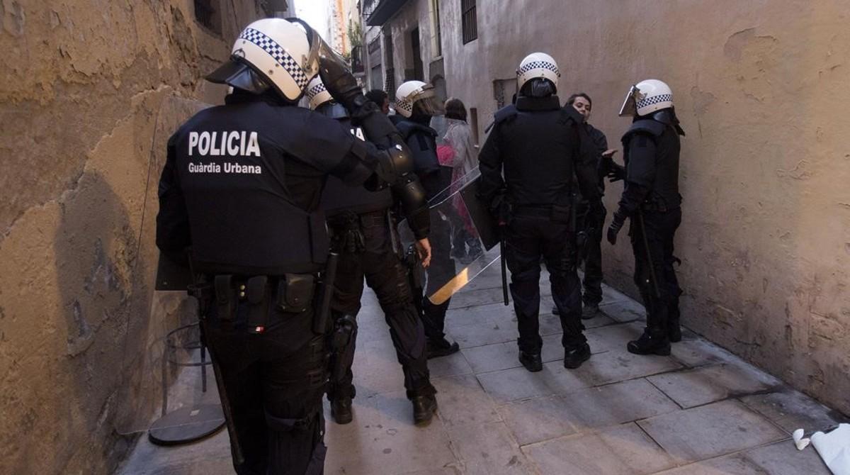 icoy22404606 barcelona 14 05 2013 la guardia urbana ha desaloja160504201446 icoy22404606 barcelona 14 05 2013 la guardia urbana ha desaloja160504201446