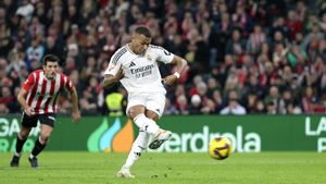 BILBAO, 04/2/2024.- El delantero del Real Madrid Kylliam Mbappé lanza un penalti, durante el partido de LaLiga que Athletic Club y Real Madrid disputan este miércoles en el estadio de San Mamés, en Bilbao. EFE/Luis Tejido