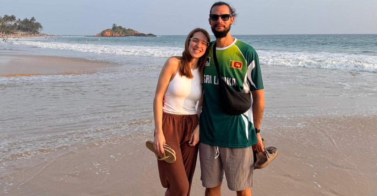 María Rios y Jorge Paniagua, en una playa de Sri Lanka