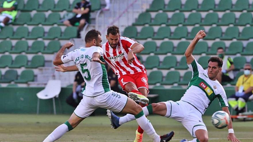 Stuani remata entre dos jugadors de l&#039;Elx.