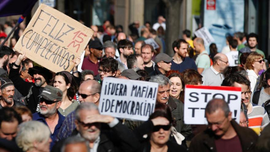 Miles de personas rememoran en Sol el espíritu del 15M