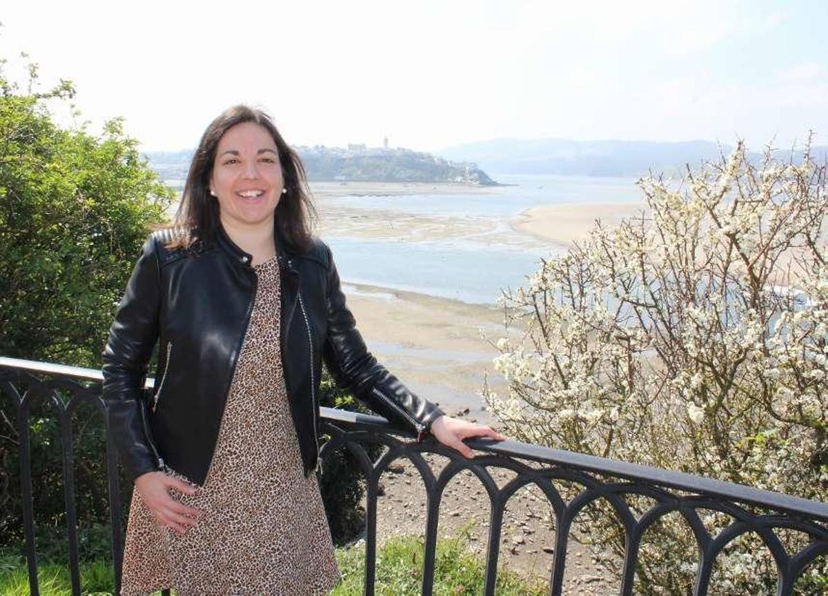 Nazaret López en Figueras, con Castropol al fondo.