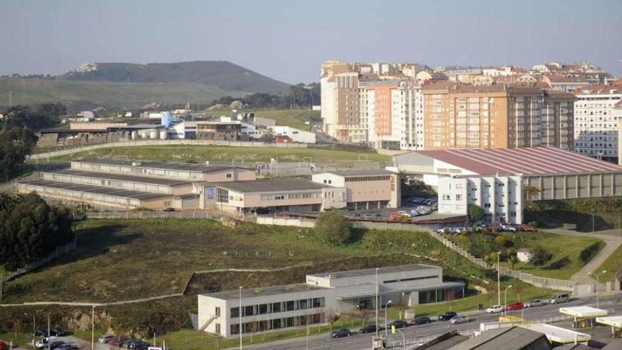 Recinto de Maderas Peteiro, al fondo, próximo a edificios y a las Calasancias.