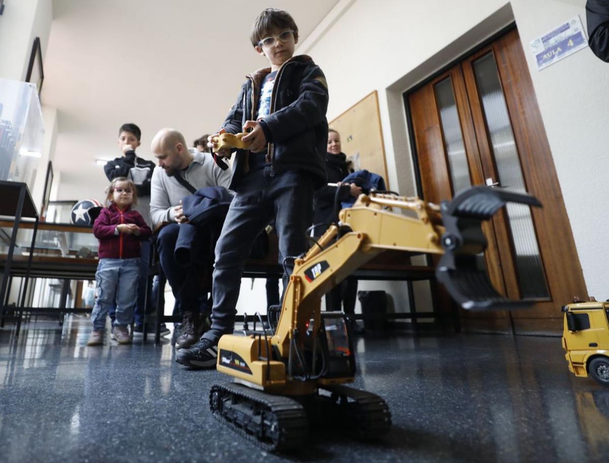 Pelayo Blaso, ayer, durante el taller de bateo en la Escuela de Minas. | L. Murias