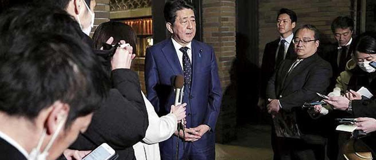 El primer ministro japonÃ©s Shinzo Abe habla con la prensa tras el aplazamiento de los Juegos.