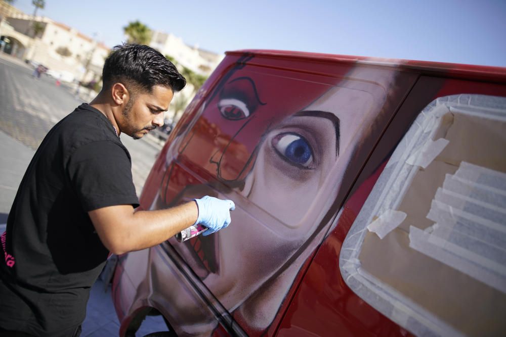 Demostración de grafitis sobre coches en Cartagena