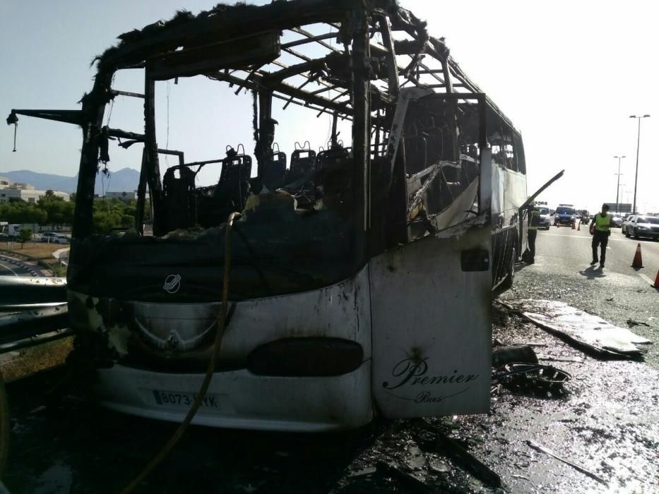 Un autobús queda calcinado en la autovía A7