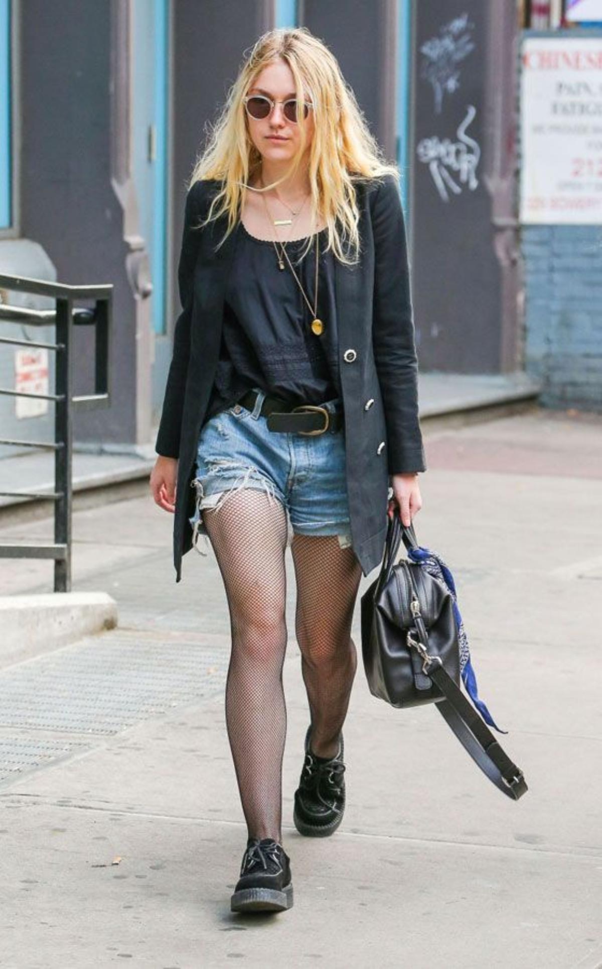 Dakota Fanning con medias de rejilla