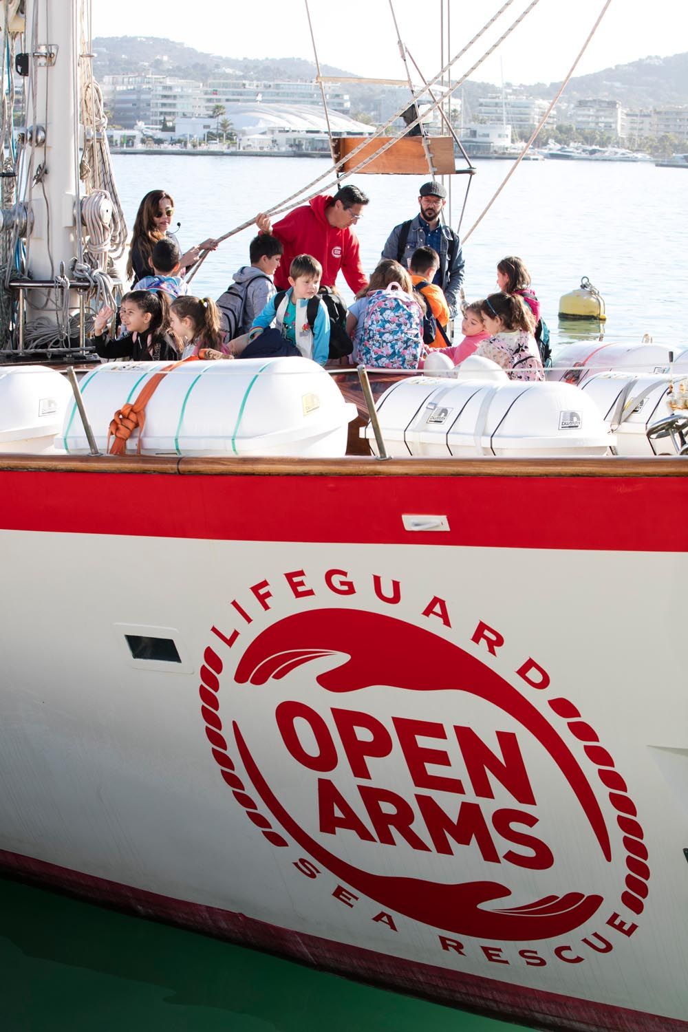 Puertas abiertas del Open Arms en el puerto de Ibiza