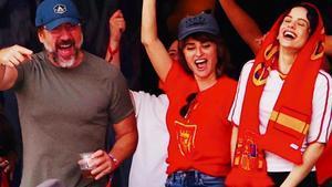 Rosalía, derecha, disfrutando del partido España-Austria, junto a Penélope Cruz y Javier Bardem.