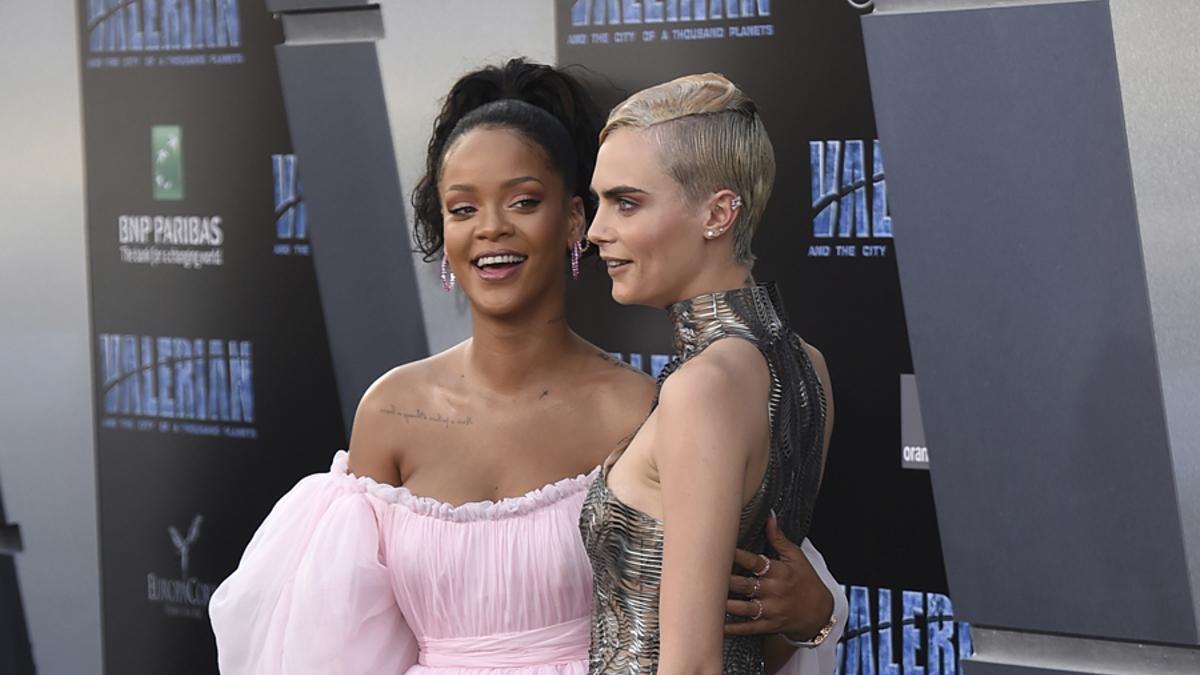 Rihanna y Cara Delevingne en la premiere de Valerian