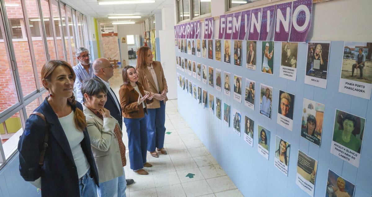 La directora del colegio, María de la O Fernández, explica el proyecto al subdelegado del Gobierno. | IÑAKI ABELLA