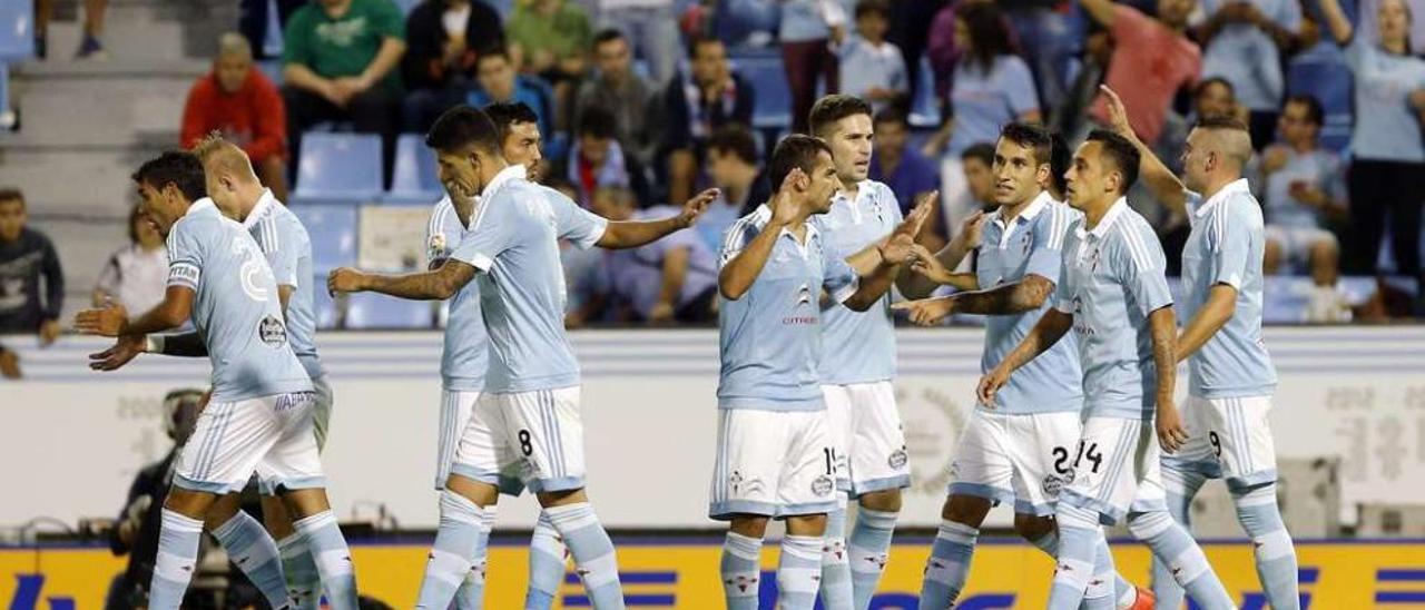 Los jugadores del Celta celebran el segundo gol conseguido ayer ante el Rayo Vallecano. // Marta G.Brea