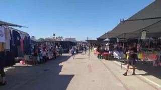 Ropa, artesanía y decoración a un euro: así es el mercadillo de Sevilla que se ha convertido en uno de los más grandes de la provincia con 210 puestos repletos de 'chollos'