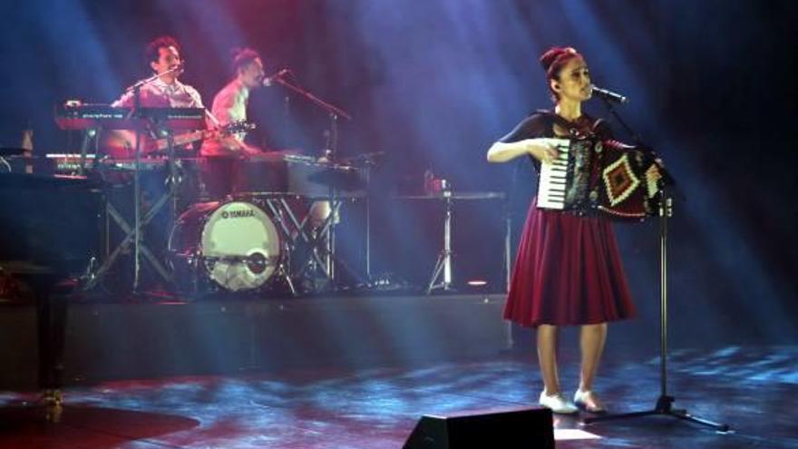 Julieta Venegas i els dos components del grup.