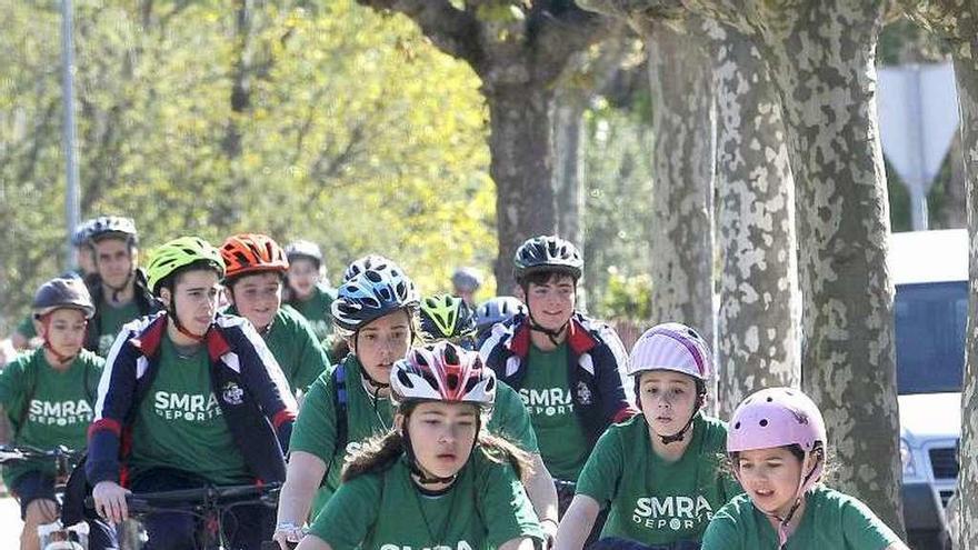 Los estudiantes de San Martín, en pleno recorrido.