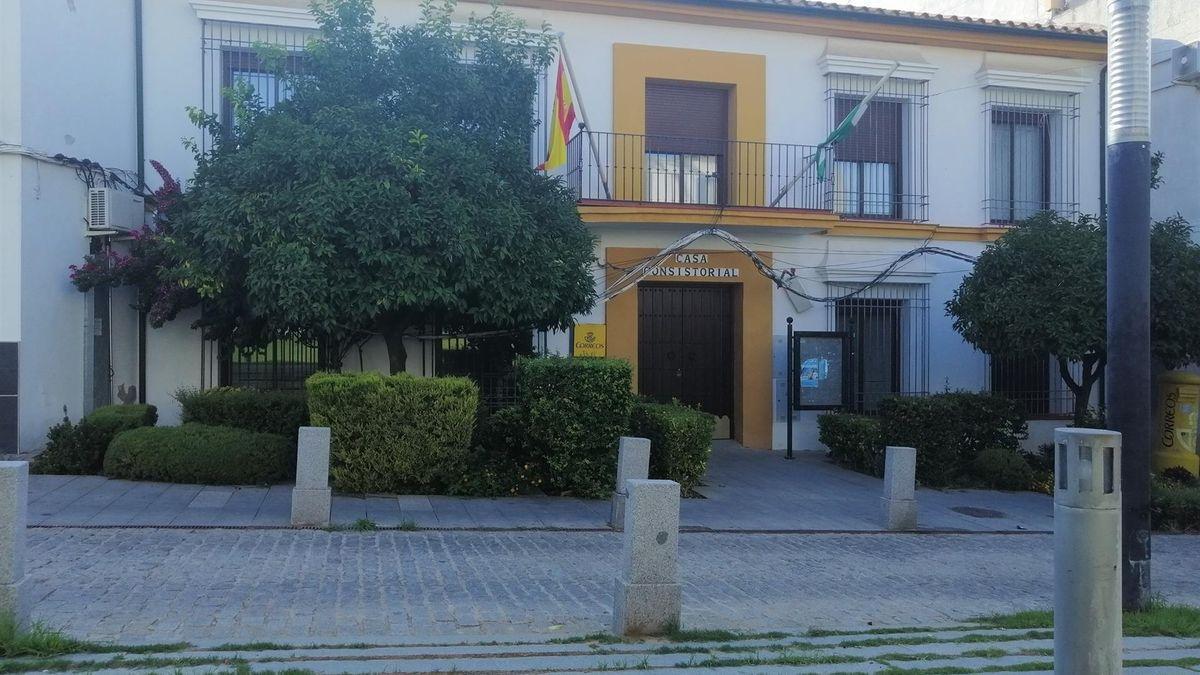 Edificio del Ayuntamiento de Guadalcázar, donde mañana se guardará un minuto de silencio por la víctima.