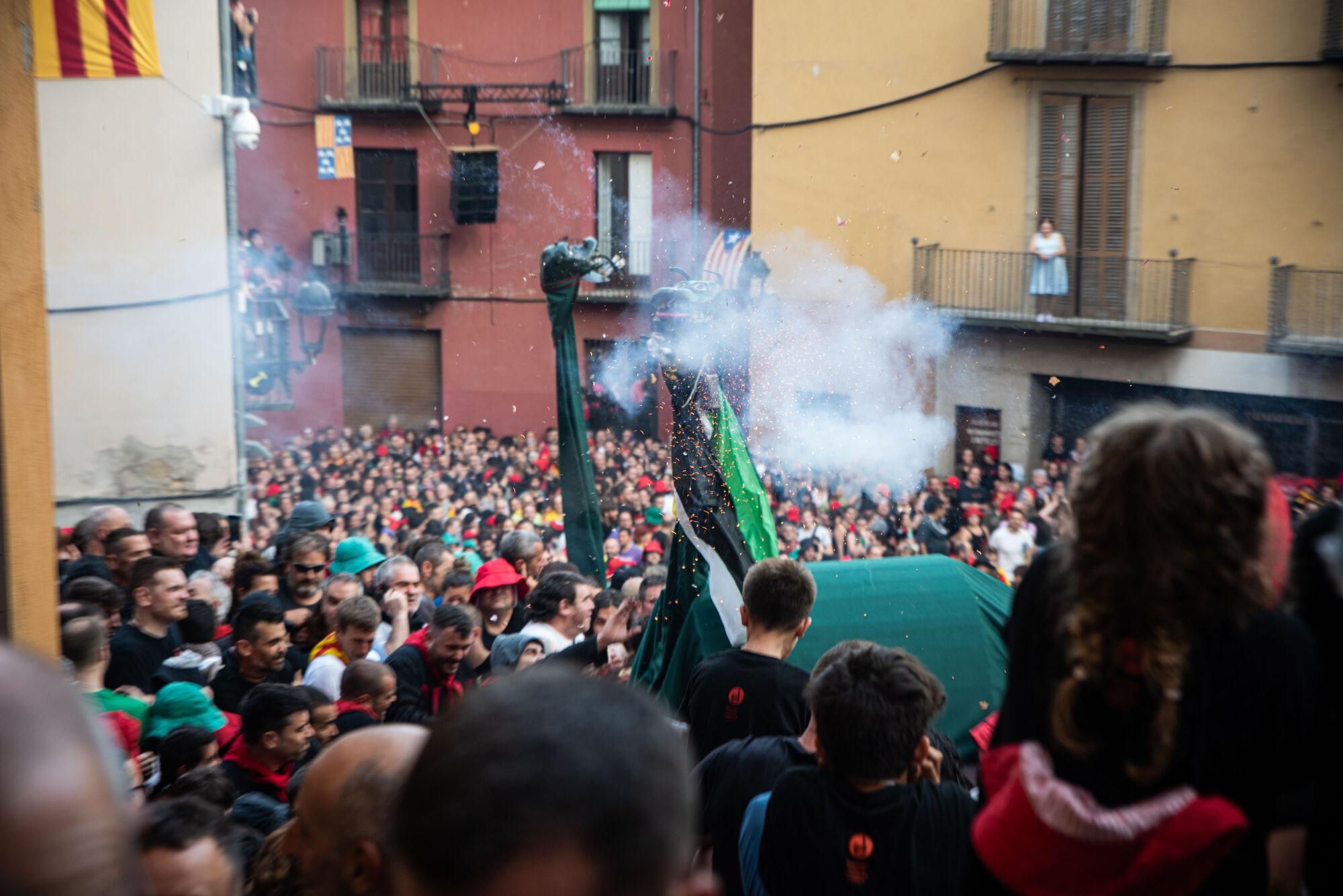 Les millors fotos dels primers salts del passacarrers de la Patum 2025