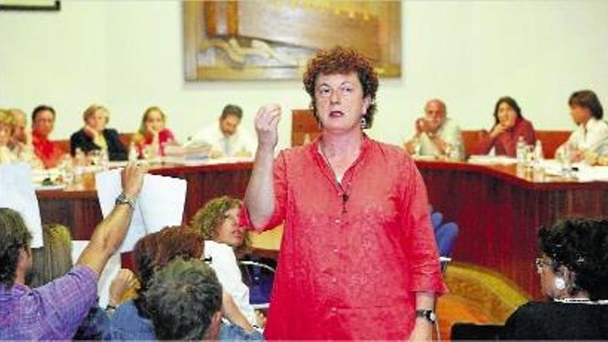 Imatge d&#039;arxiu on apareix l&#039;alcaldessa de Tossa el 2006, Pilar Mundet, en un ple municipal.