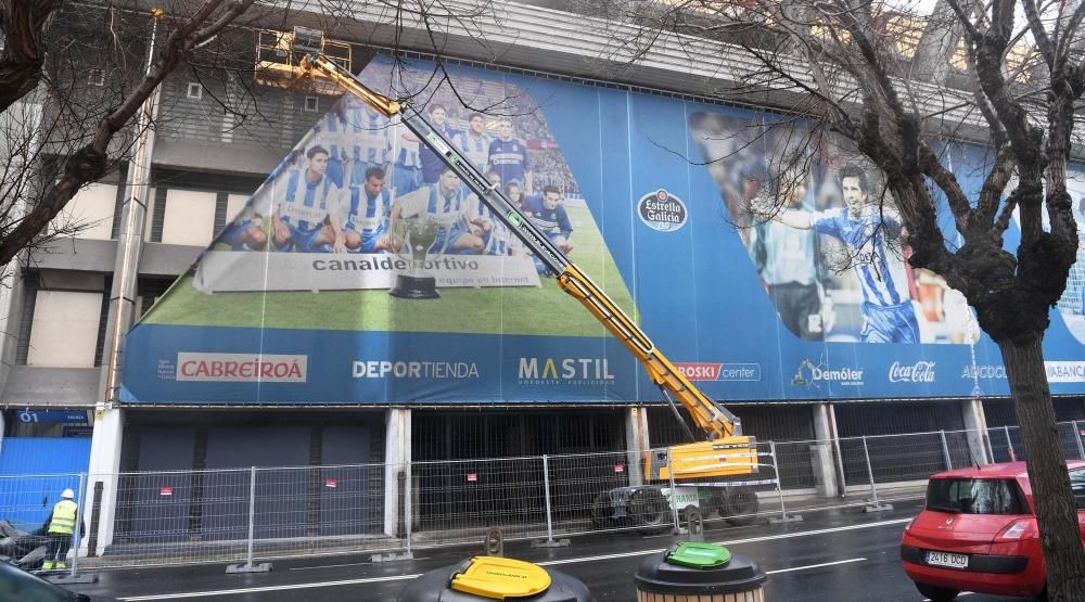 Retirada de las lonas del estadio de Riazor