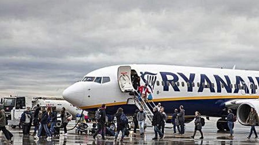 Viatgers desembarcant en un avió de Ryanair a Girona.