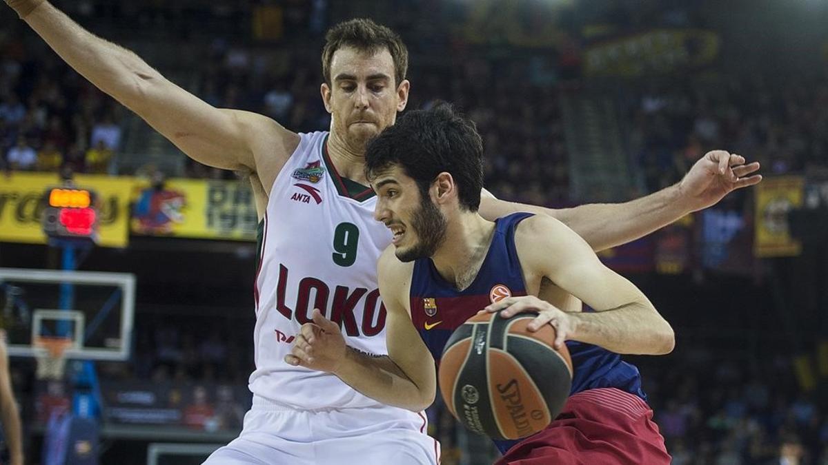 Abrines entra a canasta con la oposición de Claver durante el tercer partido de los cuartos de final de la Euroliga de baloncesto entre el FC Barcelona y el Lokomotiv.