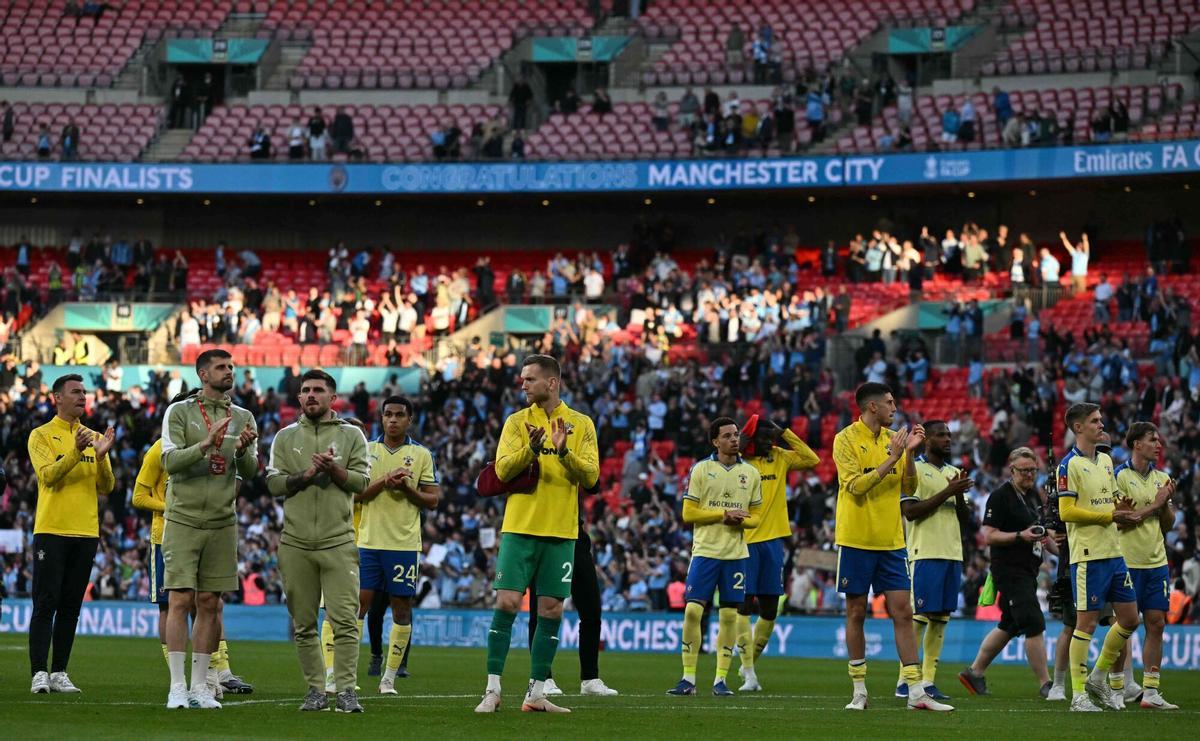 Los jugadores del Southampton agradecen a su hinchada el apoyo prestado en la semifinal de Wembley ante el Manchester City.
