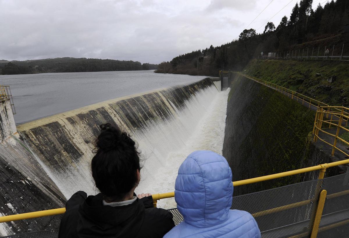 Embalse de Portodemouros gestionado por Naturgy soltando agua el pasado febrero.