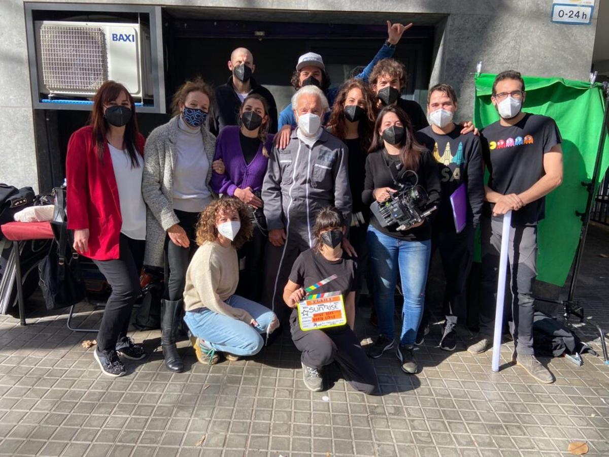 El equipo del corto posa junto a Marzo, durante el rodaje en 2021.
