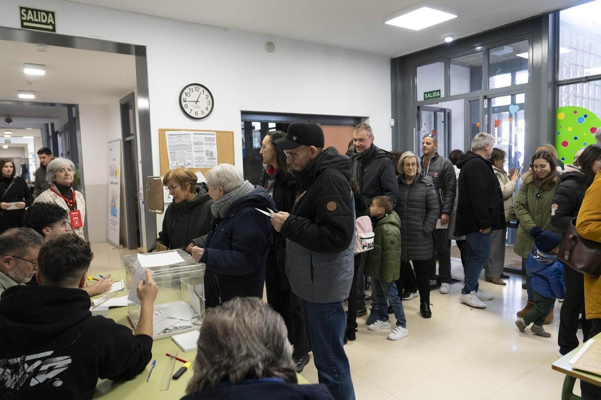 Jornada de votación en las elecciones a las Cortes de Aragón 2026 en un colegio de Teruel capital.
